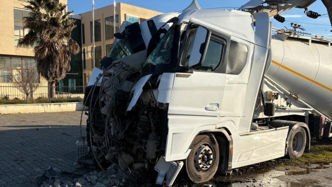 Beton direk, tırı ortadan ikiye ayırdı