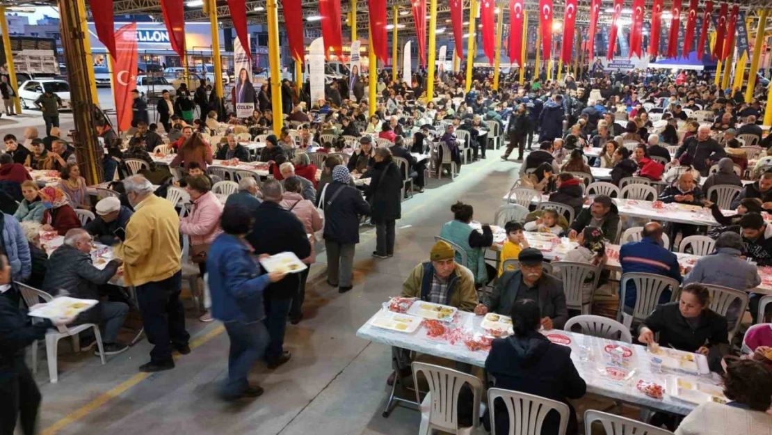 Binlerce Aydınlı iftarını Büyükşehir Belediyesi'nin sofralarında açtı