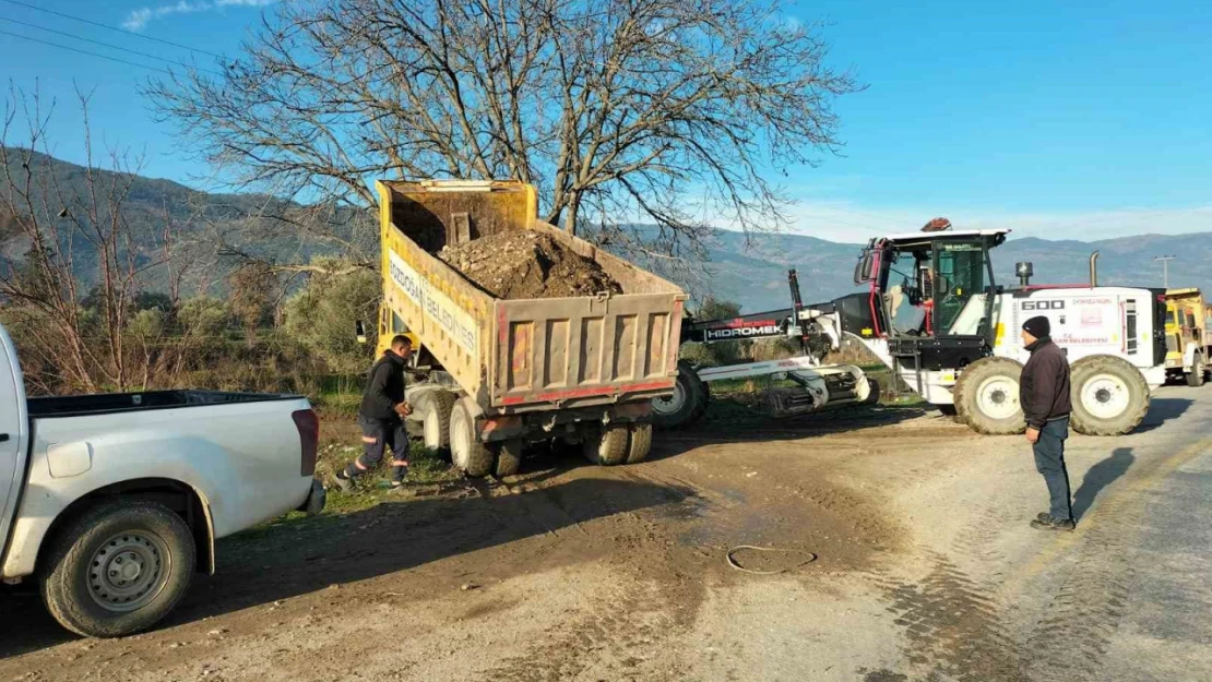 Bozdoğan Belediyesi arazi yollarında düzenleme çalışmalarını sürdürüyor