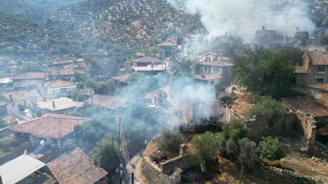 Bozdoğan'da 11'i metruk 13 ev yanarak küle döndü