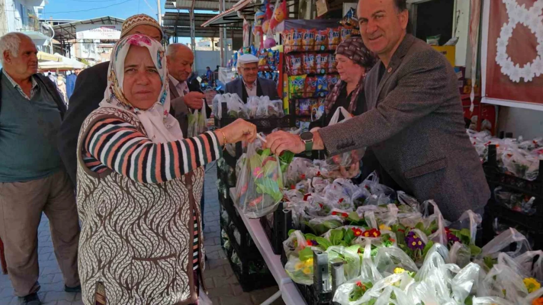Bozdoğan'da kadınlar unutulmadı, rengarenk çiçekler takdim edildi