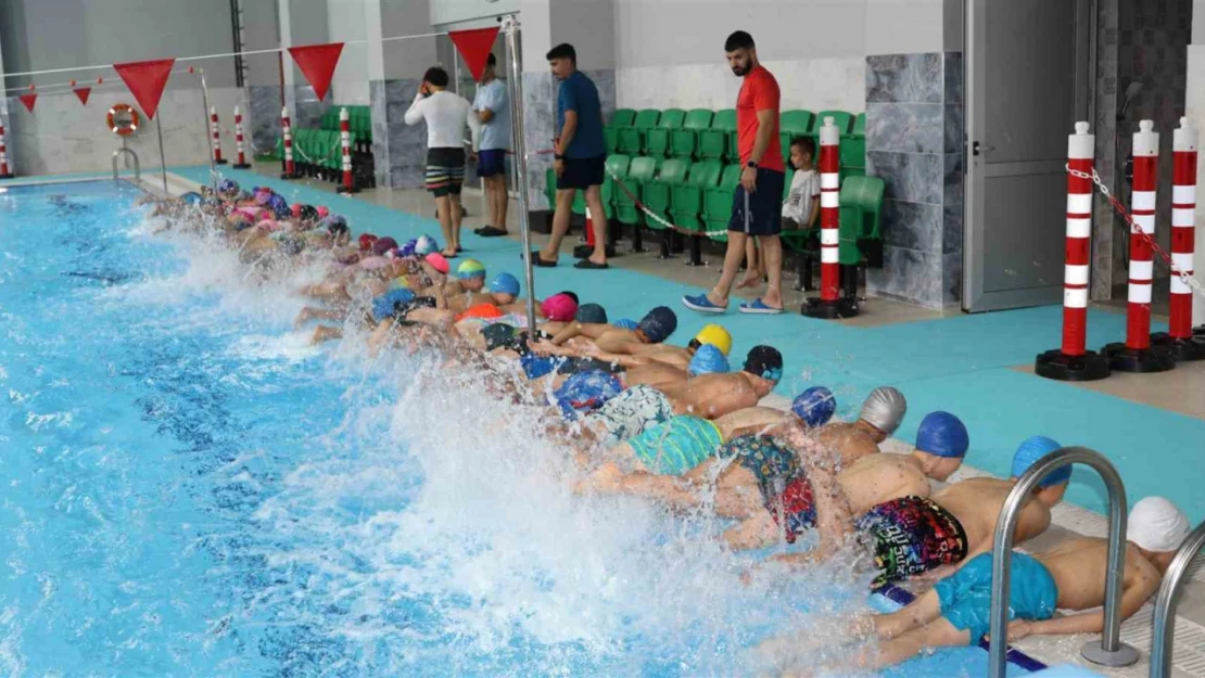 Bozdoğan Yarı olimpik Yüzme Havuzu'nda ilk kulaç atıldı