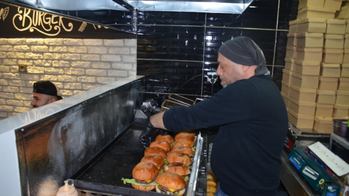 Burger Face, dualarla hizmete girdi