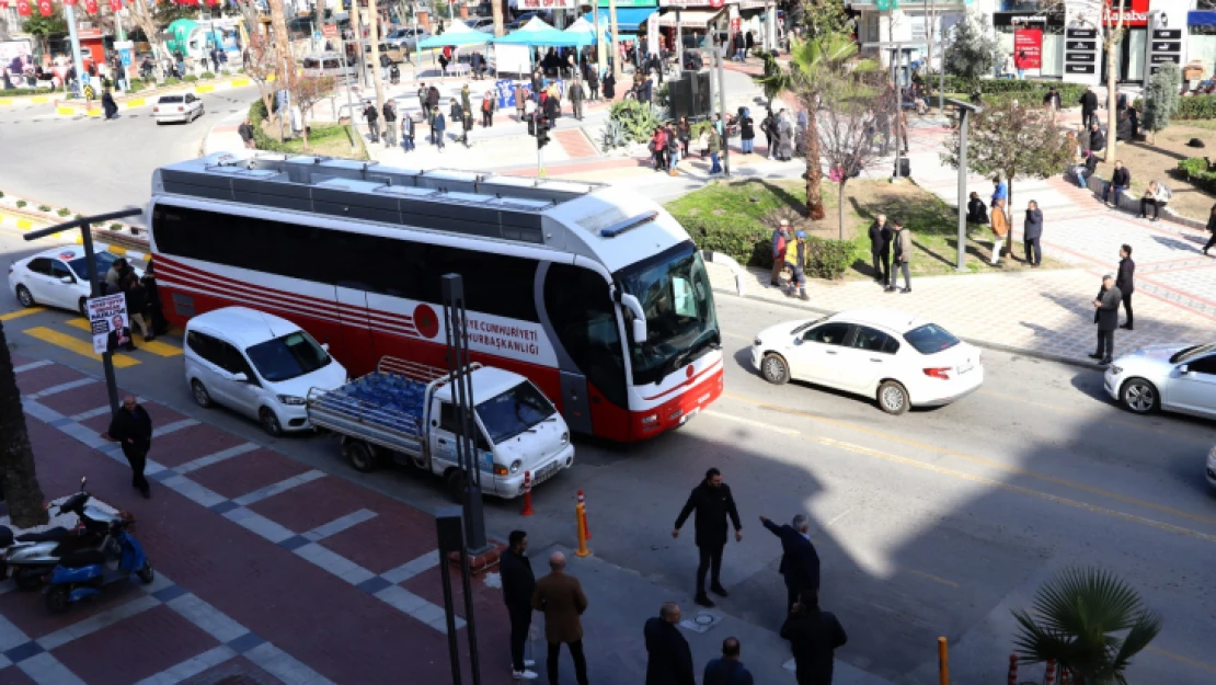 Büyük miting için Cumhurbaşkanlığı otobüsü Belediye Meydanı'nda