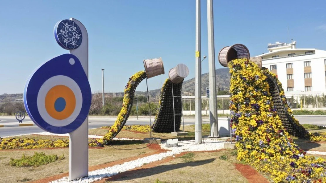 Büyükşehir Belediyesi, Aydın'ı çiçeklerle süsledi