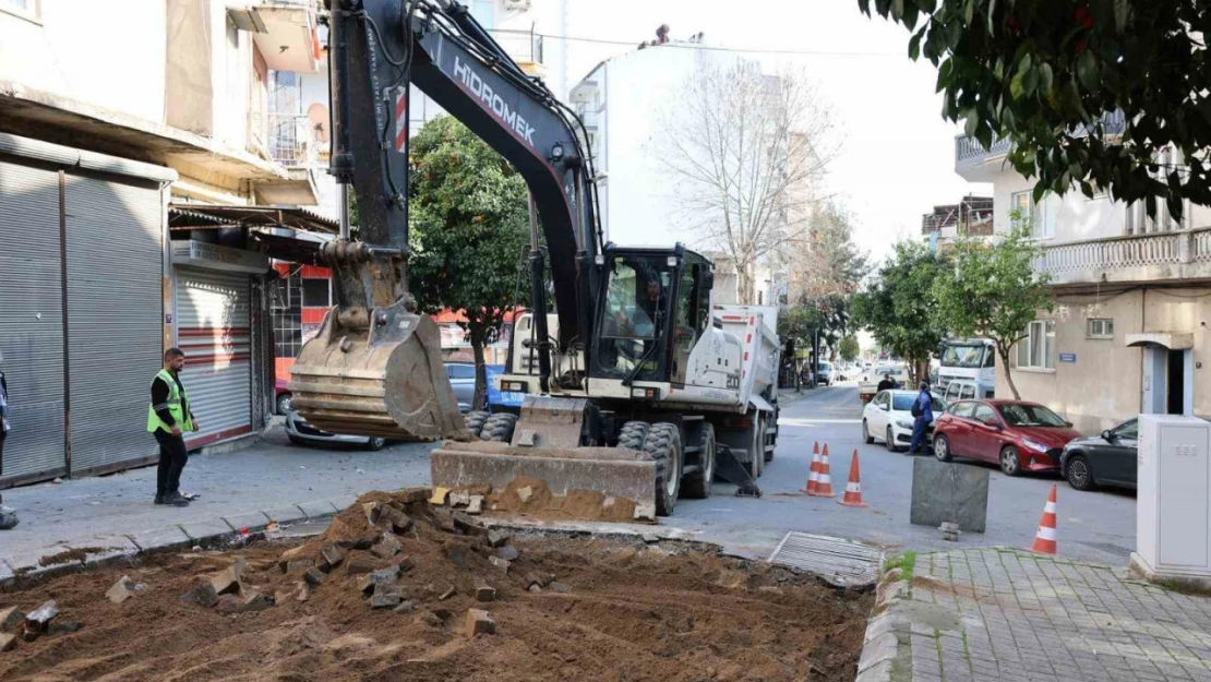 Büyükşehir Efeler'in yollarını yeniliyor