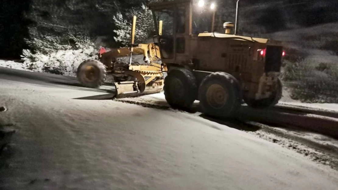 Büyükşehir ekipleri, gece boyunca karlı yolları açtı