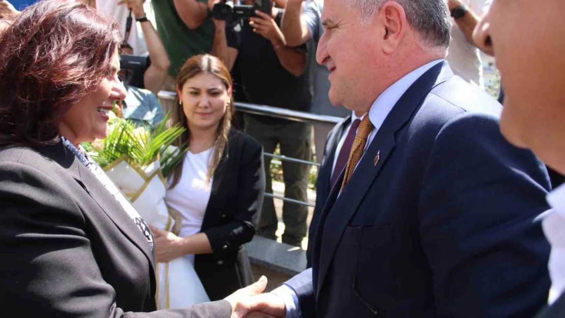 Büyükşehir'in ilk misafiri Bakan Bak oldu
