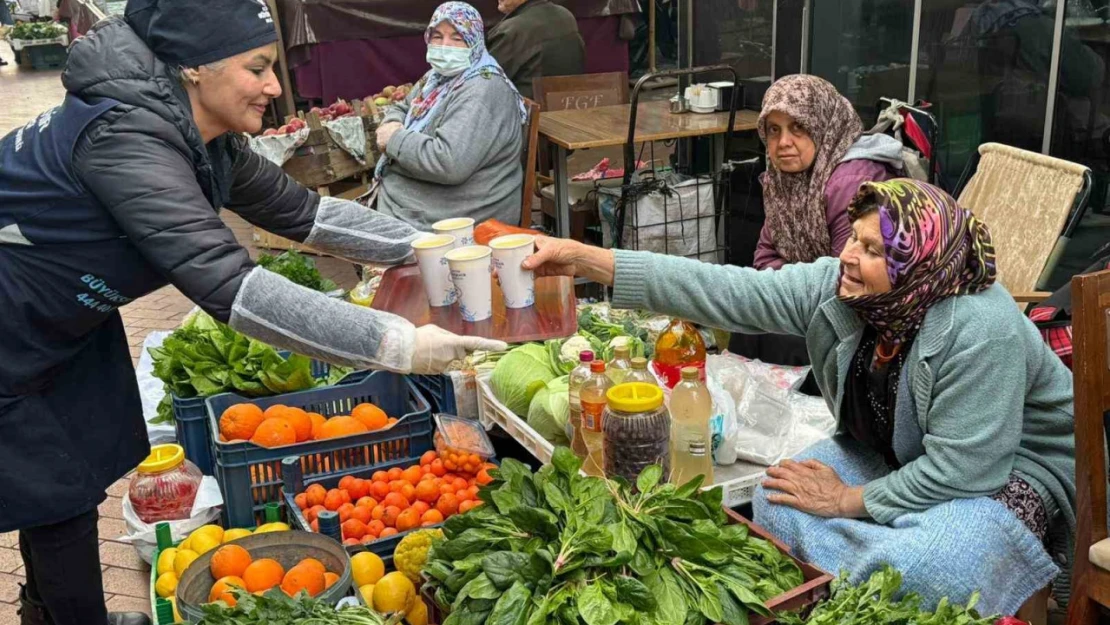 Büyükşehir'in sıcak çorba ikramı binlerce vatandaşa ulaşıyor