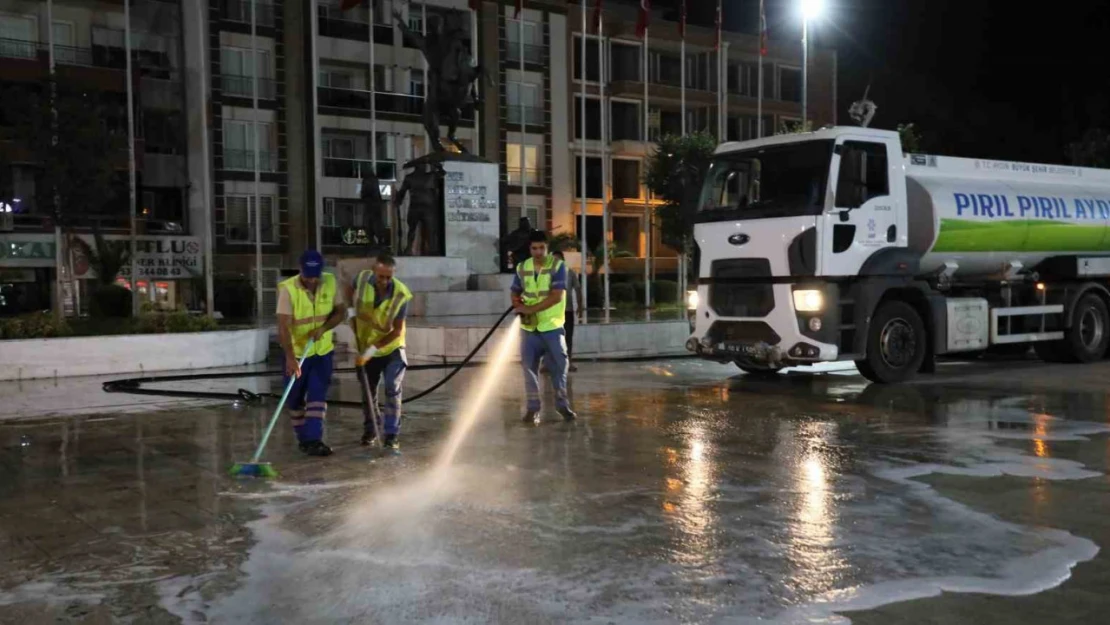 Büyükşehir İncirliova'da temizlik çalışması gerçekleştirdi