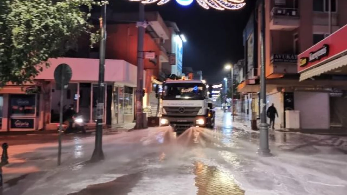 Büyükşehir Nazilli'yi köpüklü suyla yıkadı