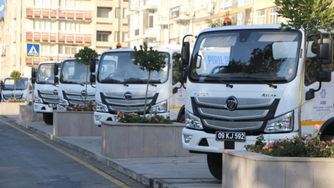 Büyükşehirin temizlik araçları Nazilli'de sergilendi