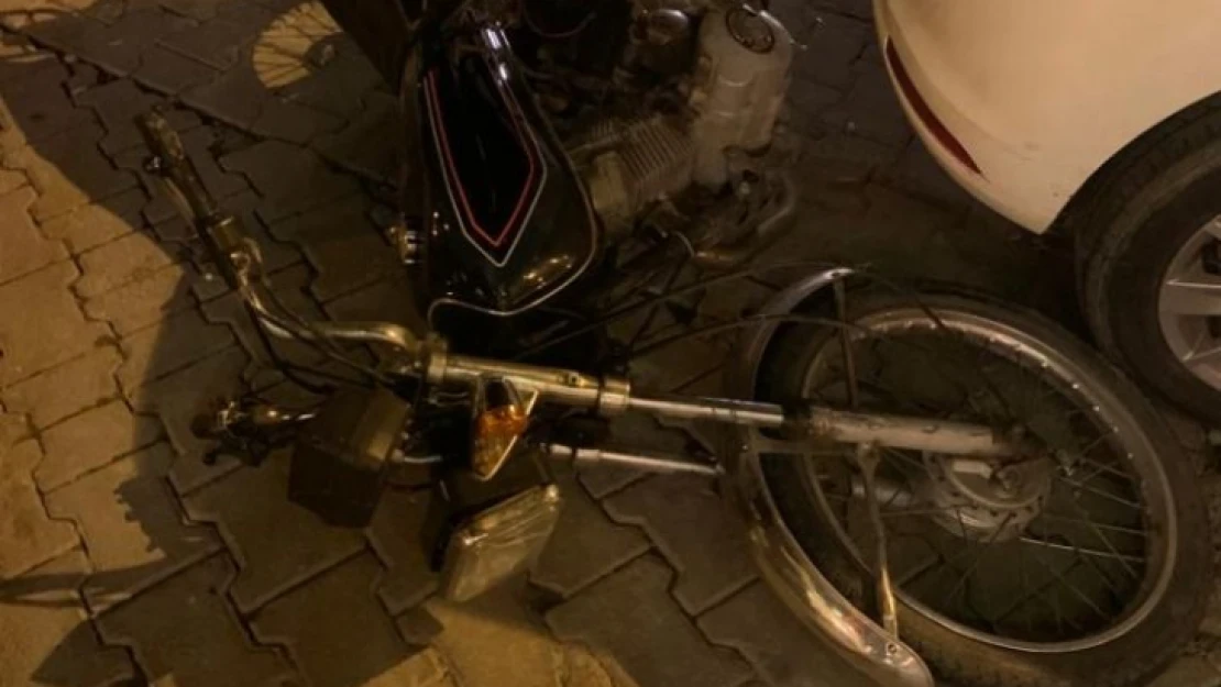 Çaldıkları motosikletle kaza yaptılar