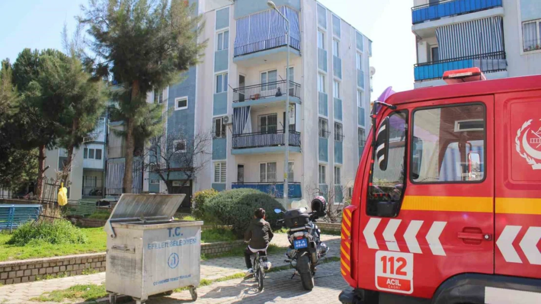 Çatıya çıkan yaşlı kadını ekipler ikna etti