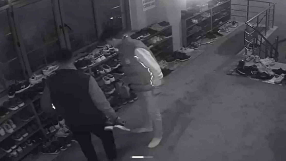 Cemaat namaza durdu, onlar ayakkabıların peşine düştü