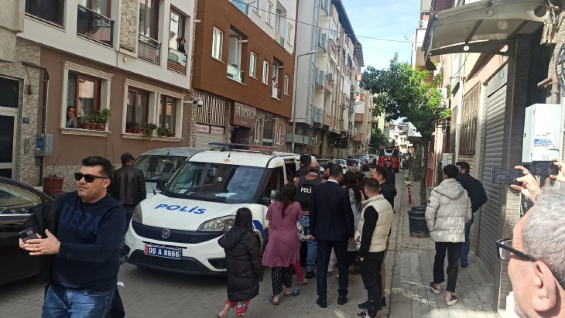 Çenesine dayadığı tüfeği çocuklarını görünce bıraktı