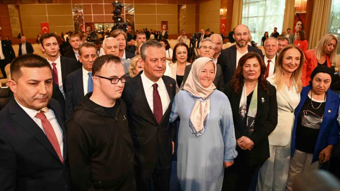 CHP Genel Başkanı Özel, Kuşadası'nda otizmli bireyler ve aileleri ile buluştu