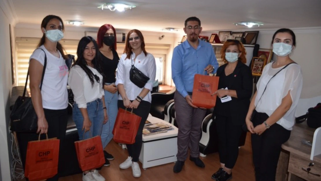 CHP'li gençlerden anlamlı hediye