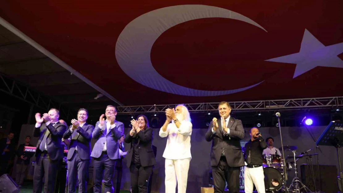 CHP Lideri Özgür Özel, Aydın'da Suavi konserine katıldı