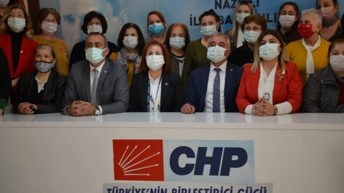 CHP'ye katılan kadınlara rozetleri takıldı