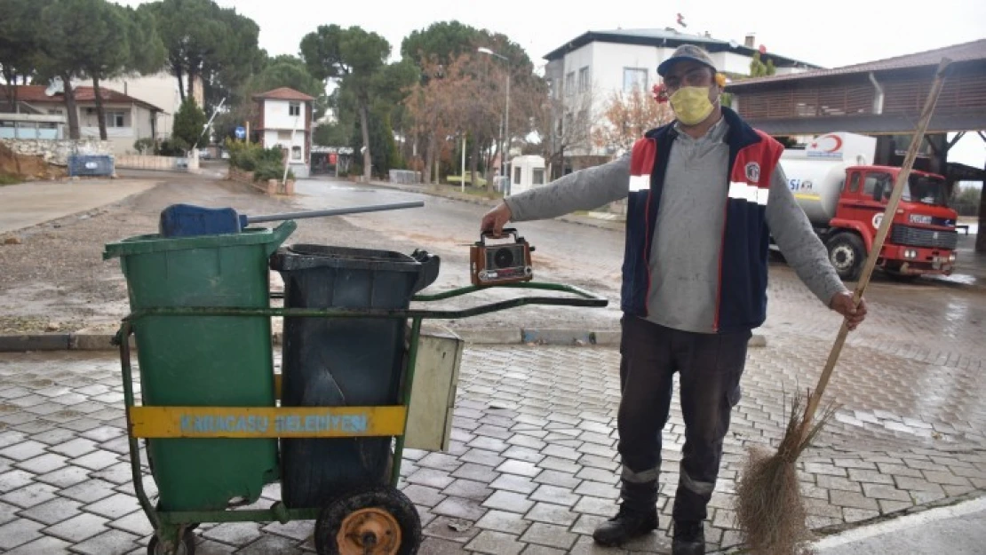 'Çöpçüler Kralı' Çiçek Ali, işini müzikle yapıyor