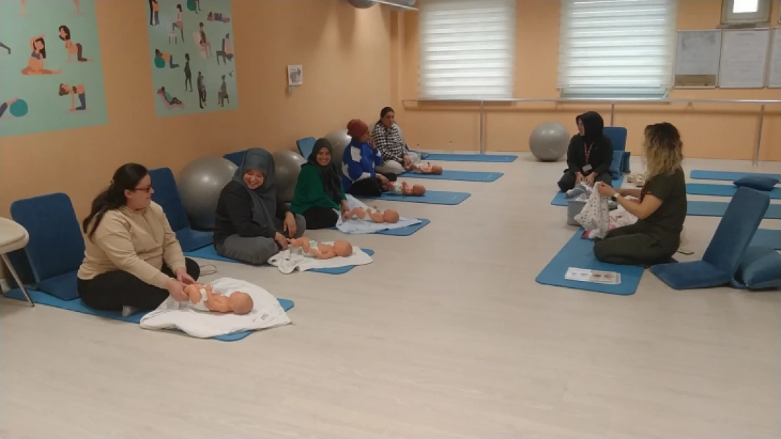 Depremzede hamile kadınlara Gebe Okulu'nda eğitim verildi