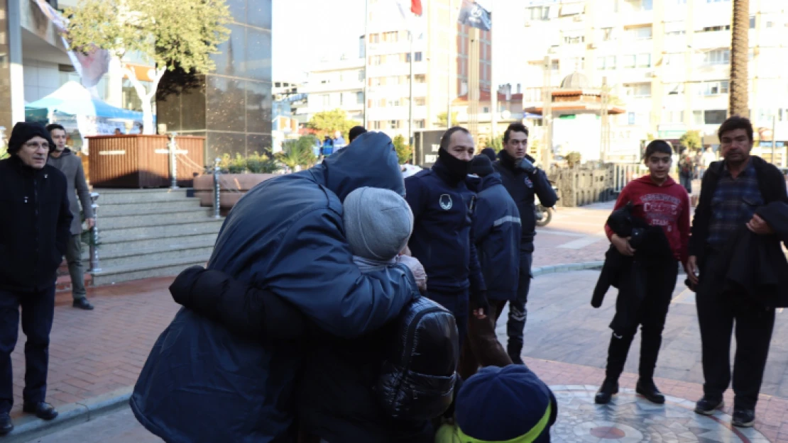 Depremzedeleri taşıyan ilk otobüs geldi