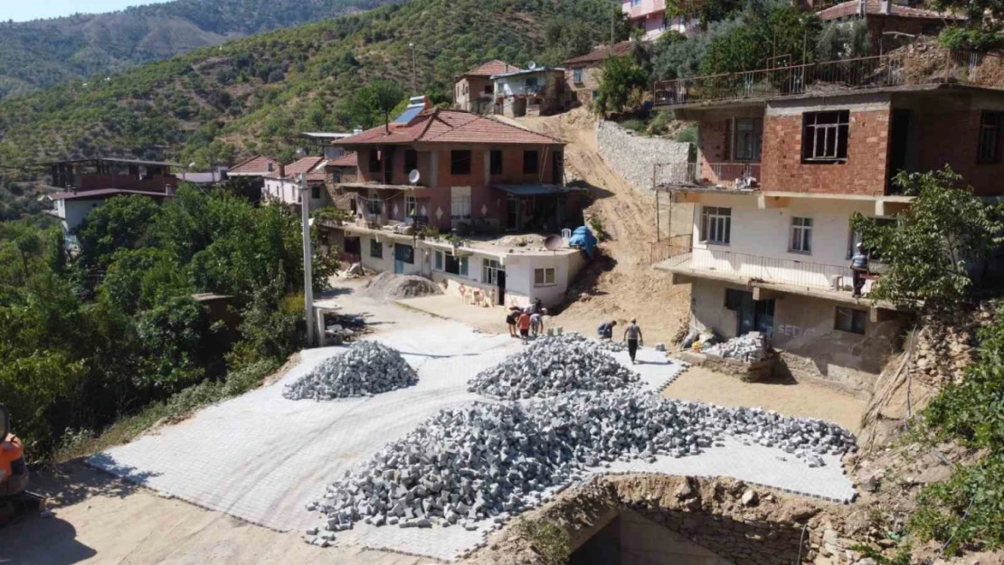 Derebaşı Mahallesi'ndeki yol yapılıyor