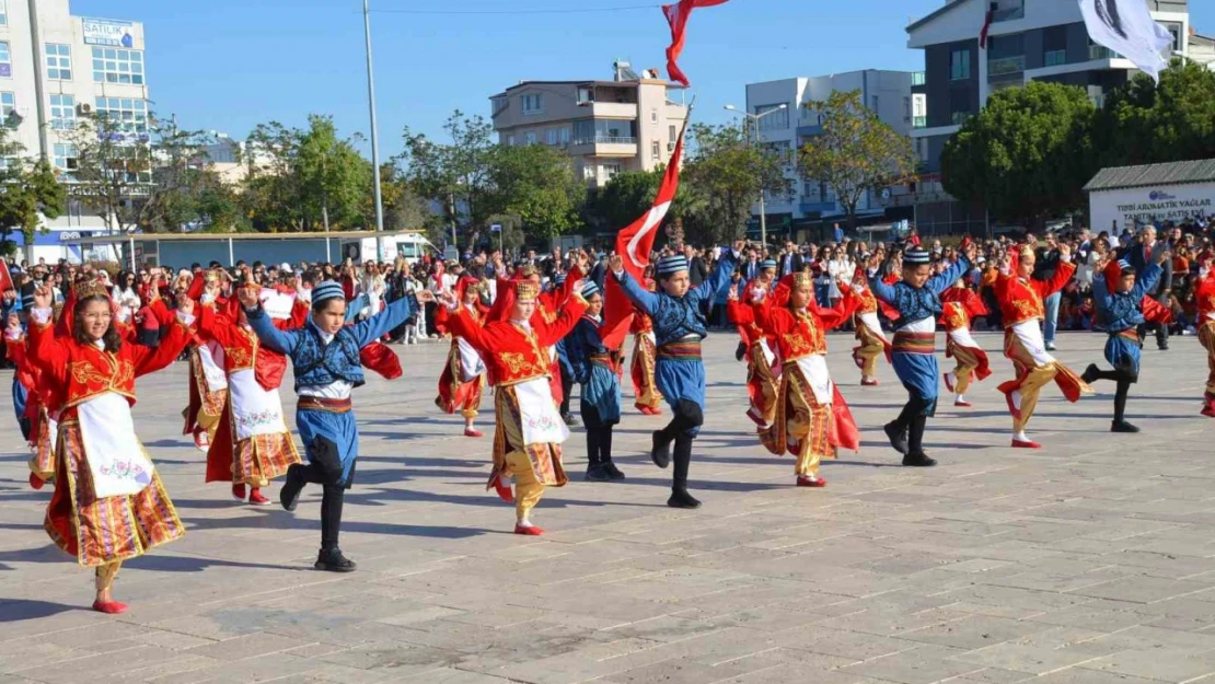 Didim'de 29 Ekim Cumhuriyet Bayramı renkli görüntülerle kutlandı