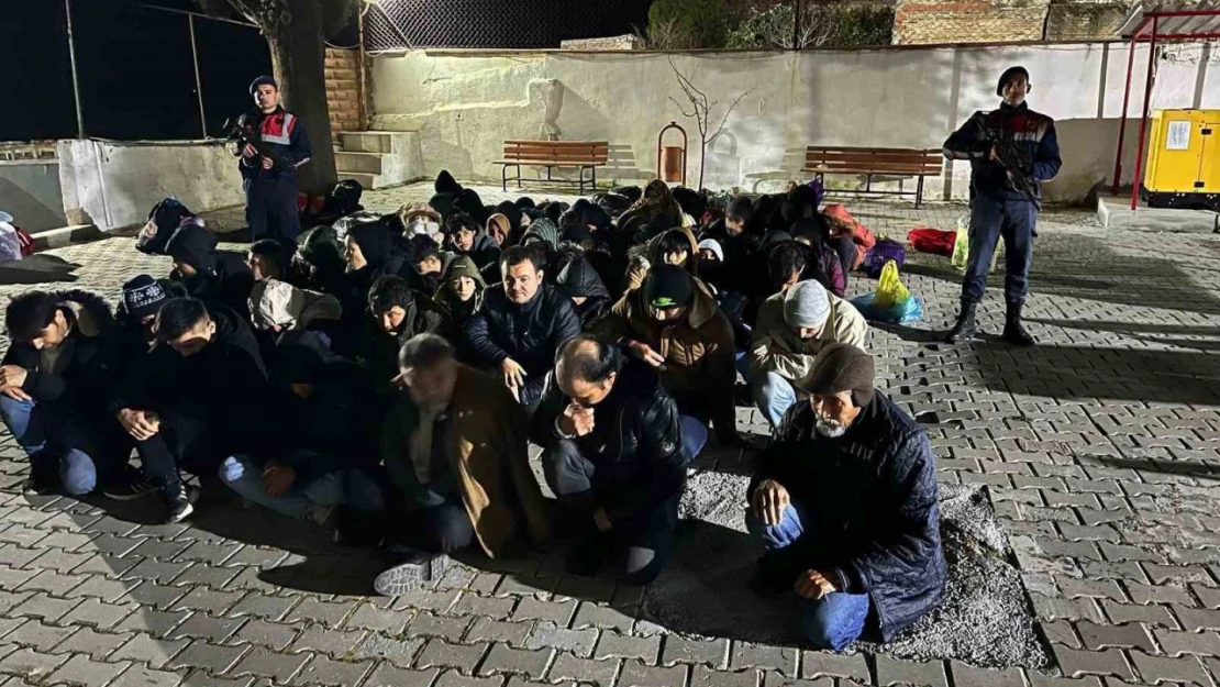 Didim'de 51 düzensiz göçmen, 3 göçmen kaçakçısı yakalandı
