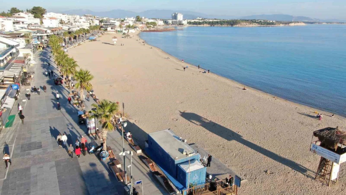 Didim'de Aralık güneşi Altınkum Sahili'ni canlandırdı