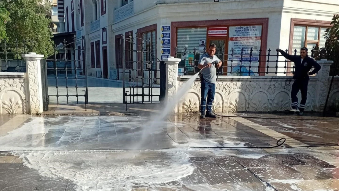Didim'de caddeler köpükle temizlendi