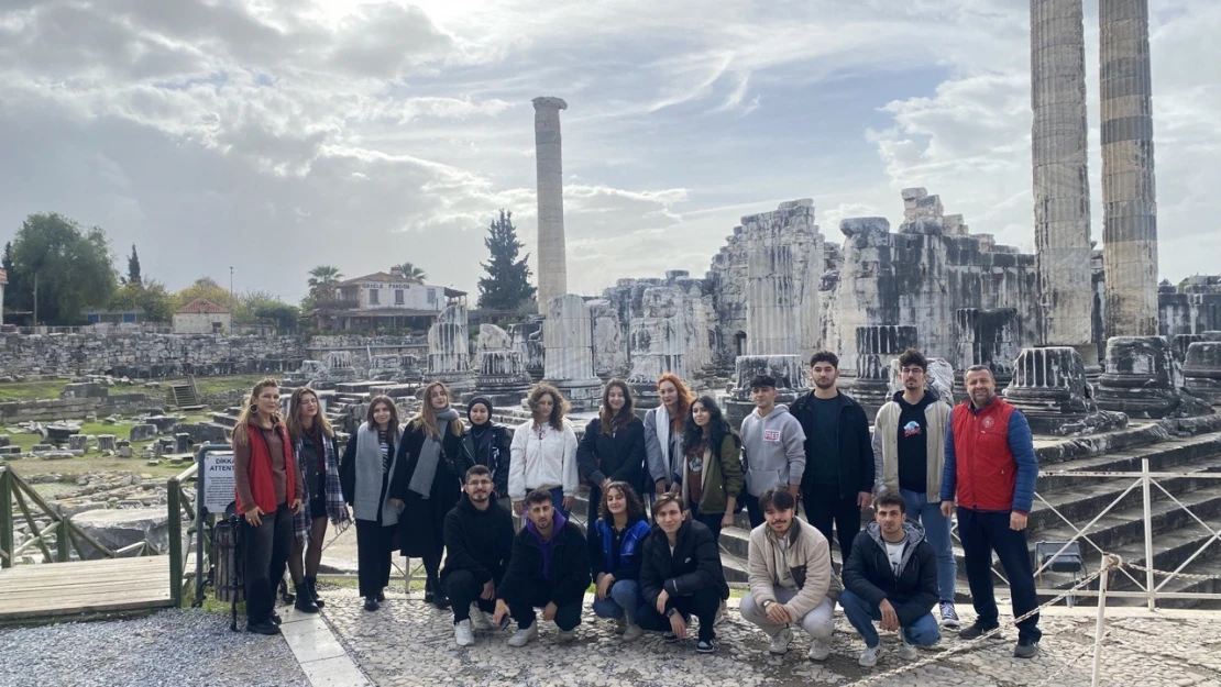 Didim'de gençler Apollon Tapınağı'nı gezdi