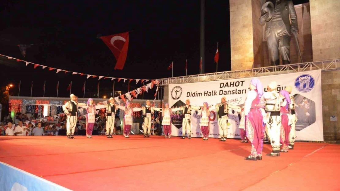 Didim'de halk dansları festivali