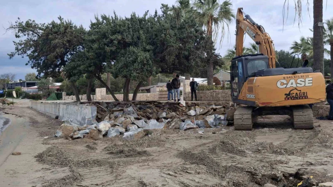 Didim'de kaçak yapıların yıkımına başlandı