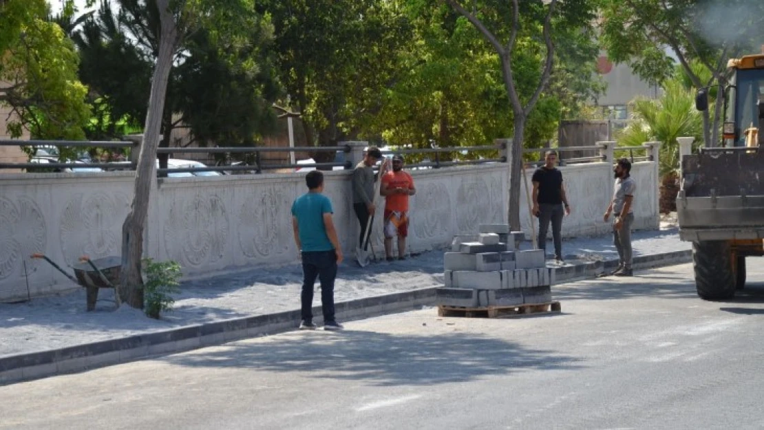 Didim'de kaldırım çalışmaları sürüyor