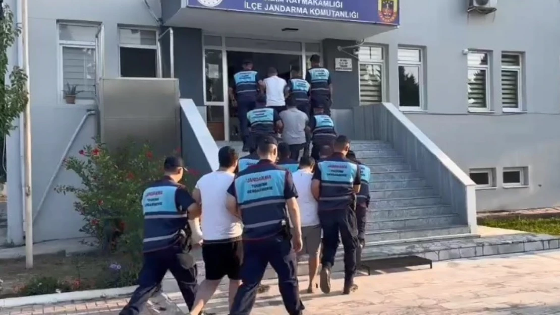 Didim'de tur otobüsüne saldıran 5 şüpheli adliyeye sevk edildi