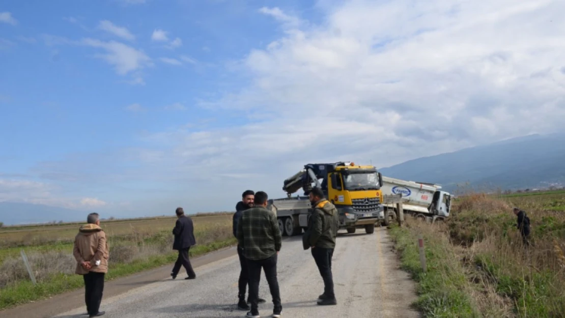 Direksiyon hakimiyeti kaybedilen kamyon yan yattı