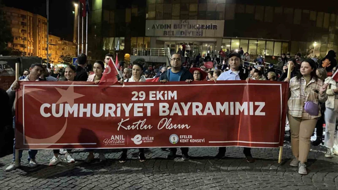 Efeler Belediyesi, 'Cumhuriyet Bayramı'nı fener alayı ile taçlandırdı