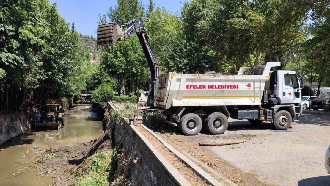 Efeler Belediyesi ekipleri Tabakhane Deresi'ni temizledi