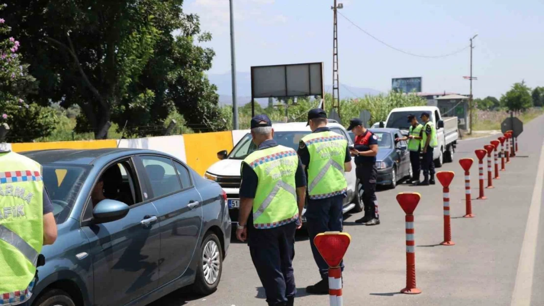 Efeler'de 21 düzensiz göçmen yakalandı