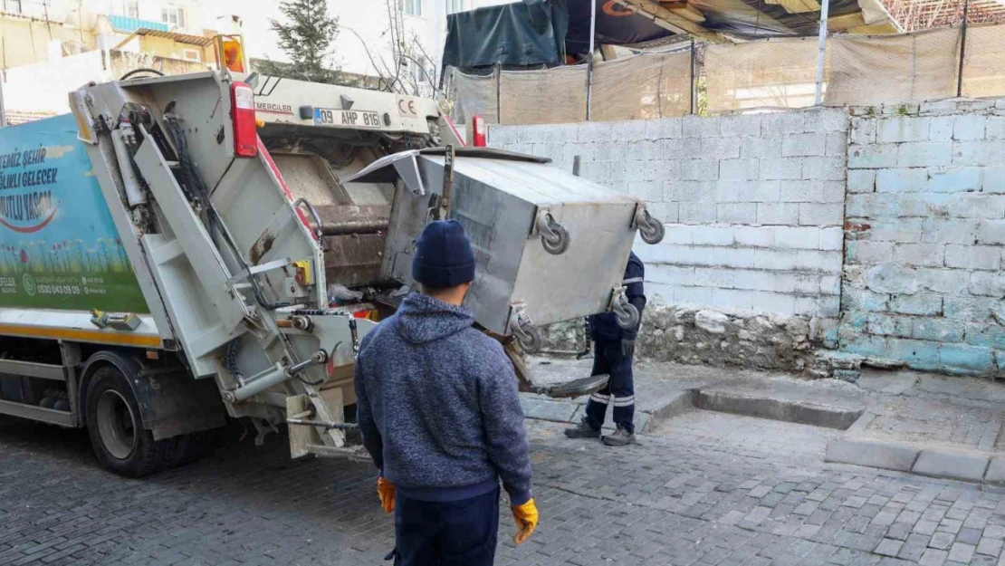 Efeler'de belediye ekiplerince temizlik aksamıyor