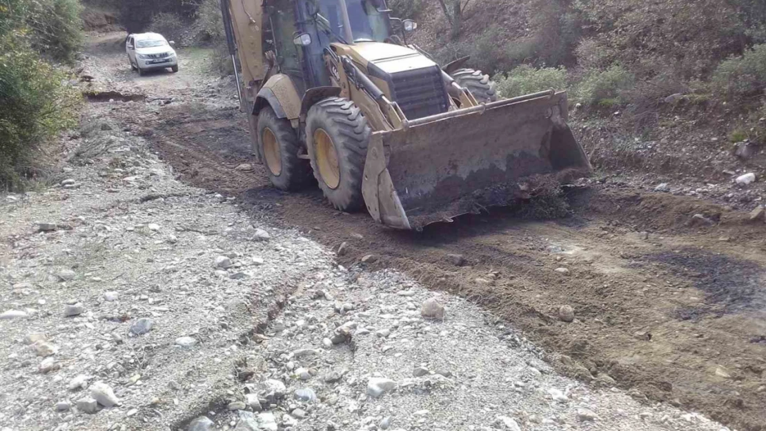 Efeler'de bozulan yollara anında müdahale
