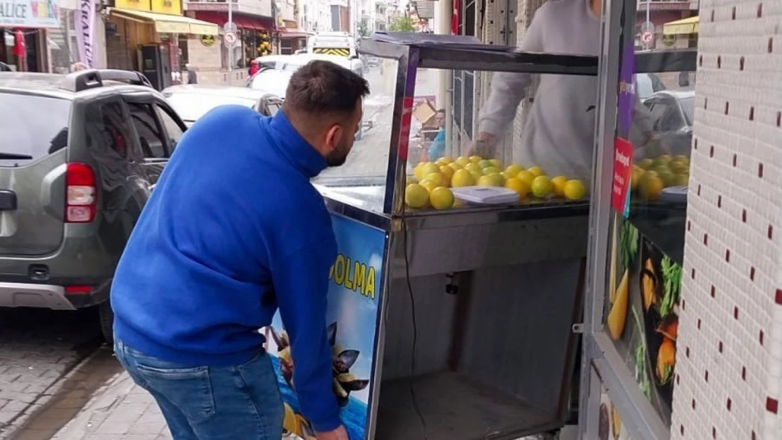 Efeler'de kaldırımlar işgalden arındırılıyor