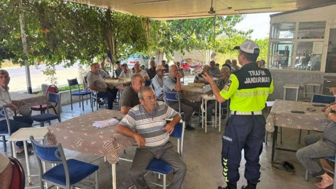 Efeler'de motosiklet sürücülerine kask ve güvenli sürüş eğitimi