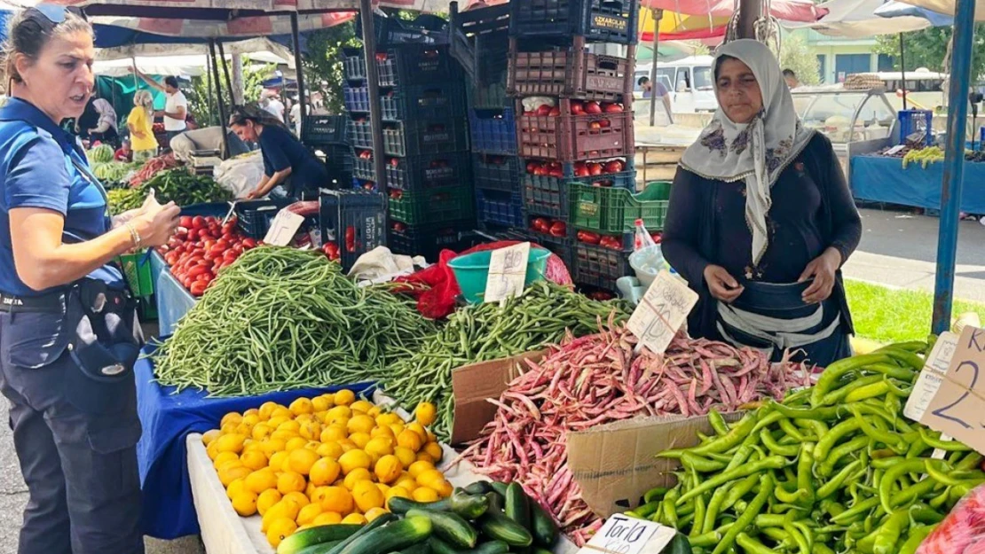 Efeler'de pazar yerlerinde fiyat etiketi denetimi