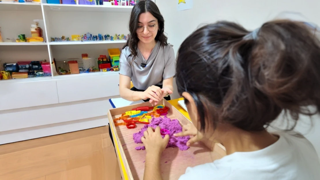 Efeler'den çocuklara oyun terapisi ile psikolojik destek
