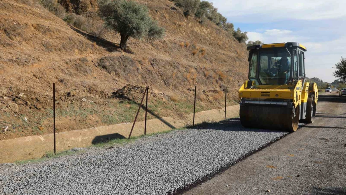 Efeler'in ekipleri yolları yeniliyor