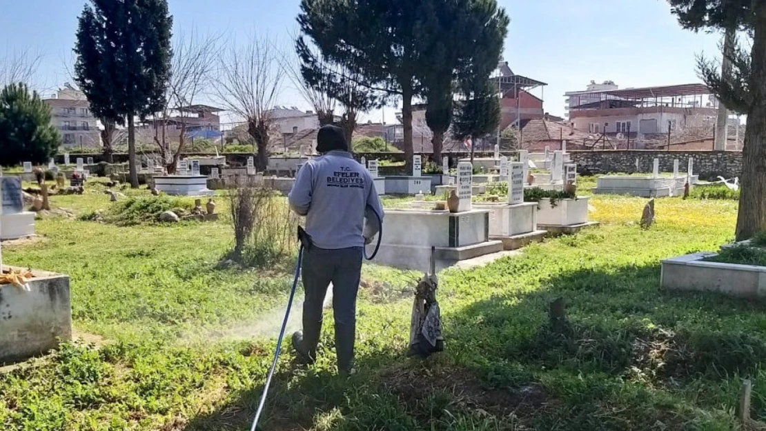 Efeler'in mezarlıklarında bayram hazırlıkları sürüyor