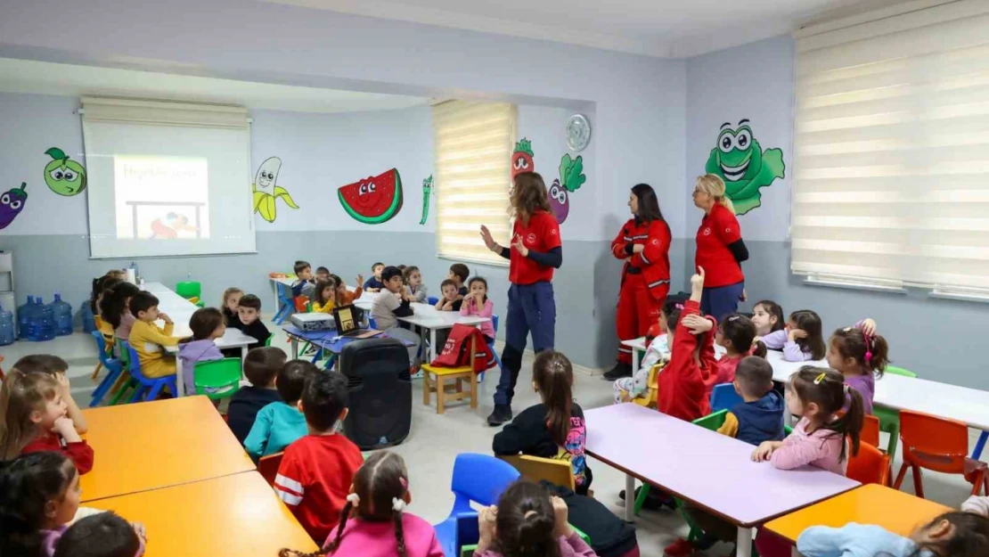 Efeler'in miniklerine deprem ve yangın tatbikatı verildi